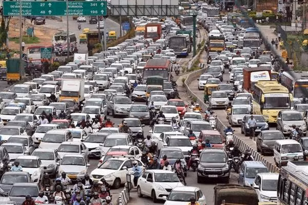 Tắc đường ở Bengaluru (Ấn Độ): Nhiều người thường đùa rằng đây là "sống chậm". Ảnh: The Hindu.