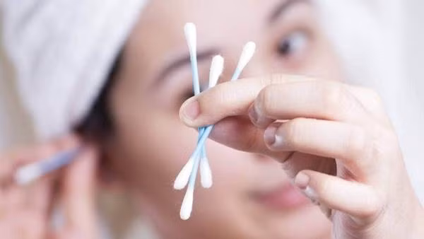 Việc thường xuyên dùng tăm bông để ngoáy tai có thể gây hậu quả khó lường. Ảnh minh họa: CLARO ALINDOGAN/ 123RF.
