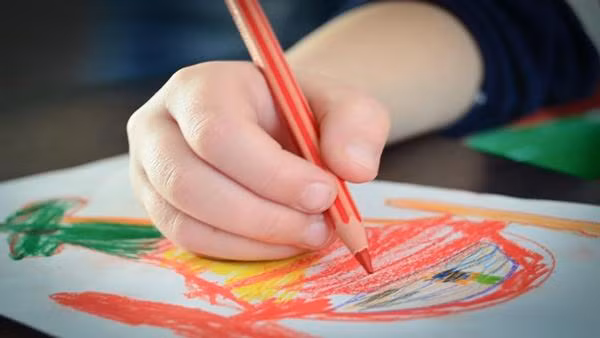 Netizen đều ủng hộ việc để trẻ em phát triển những sở thích cá nhân thay vì chỉ chú ý đến điểm số ở trường. Ảnh minh họa: Minilab. Netizen đều ủng hộ việc để trẻ em phát triển những sở thích cá nhân thay vì chỉ chú ý đến điểm số ở trường. Ảnh minh họa: Minilab.