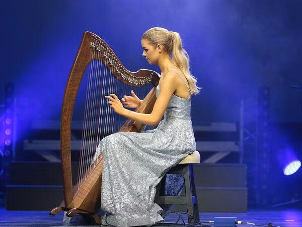 Ivanna biểu diễn chơi đàn hạc. Ảnh: Brian McEvoy.