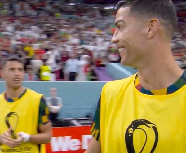 Nụ cười bị nhận xét là "giả trân" của Ronaldo sau khi Ramos khi bàn thứ hai. Ảnh: ITV.