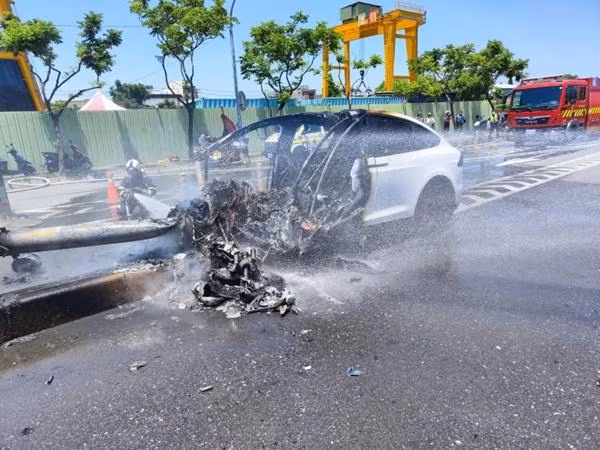 Xe Tesla của Lâm Chí Dĩnh cháy hết nửa thân trước. Ảnh: CNA. Xe Tesla của Lâm Chí Dĩnh cháy hết nửa thân trước. Ảnh: CNA.