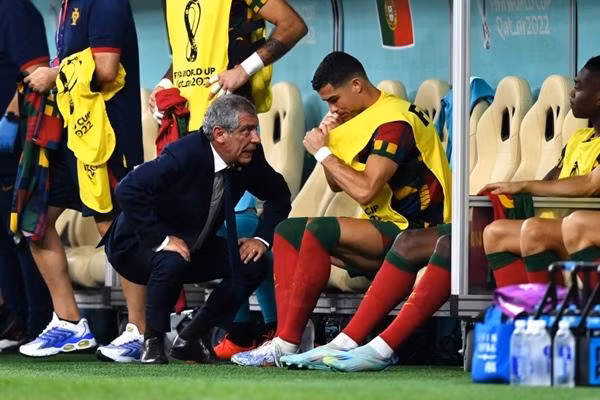 HLV Santos đã đưa ra một trong những quyết định lớn nhất trong sự nghiệp của ông: Cho Ronaldo ngồi dự bị. Ảnh: Getty. HLV Santos đã đưa ra một trong những quyết định lớn nhất trong sự nghiệp của ông: Cho Ronaldo ngồi dự bị. Ảnh: Getty.
