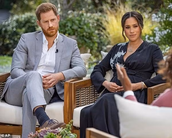 Chiếc váy mà Meghan mặc trong cuộc phỏng vấn trứ danh này đã trở nên nổi tiếng. Ảnh: AP.