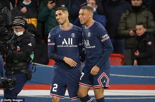 Hakimi và Mbappe là đồng đội ở PSG và thân nhau. Ảnh: Getty.