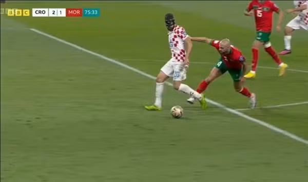 Amrabat có "tiếp xúc" với Gvardiol. Ảnh: BBC.