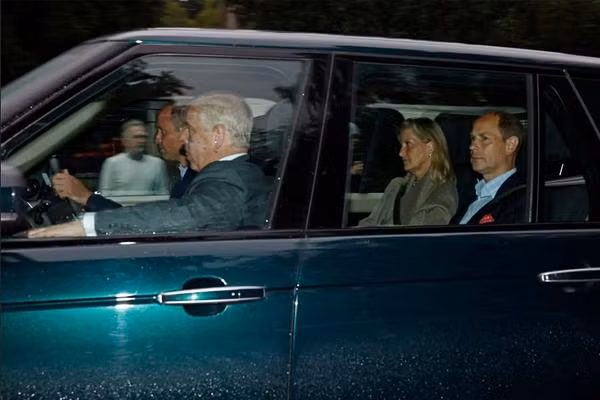 Hoàng tử William tự lái xe chở các thành viên Hoàng gia khác từ sân bay tới Balmoral. Ảnh: Jeff J Mitchell/ Getty Images.