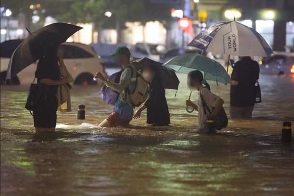 La Niña làm tăng nguy cơ mưa lớn, ngập lụt ở Đông Á, Đông Nam Á. Ảnh: Yonhap/ EPA. La Niña làm tăng nguy cơ mưa lớn, ngập lụt ở Đông Á, Đông Nam Á. Ảnh: Yonhap/ EPA.