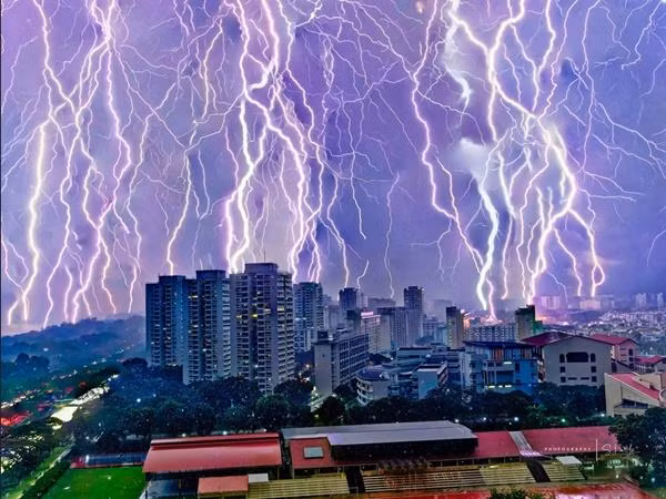 Ít ngày trước, một người đã chụp được ảnh hàng chục tia sét đánh xuống Singapore trong vòng 30 phút, rồi ghép tất cả lại thành một bức ảnh. Ảnh: Simon Lim. Ít ngày trước, một người đã chụp được ảnh hàng chục tia sét đánh xuống Singapore trong vòng 30 phút, rồi ghép tất cả lại thành một bức ảnh. Ảnh: Simon Lim.