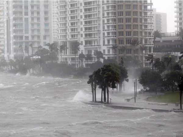 Nước ngập mênh mông ở Florida do "siêu bão tận thế" Ian. Ảnh: Wilfredo Lee/ AP.