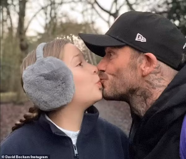 Hình ảnh đang gây tranh cãi của cha con Beckham. Ảnh: Instagram.