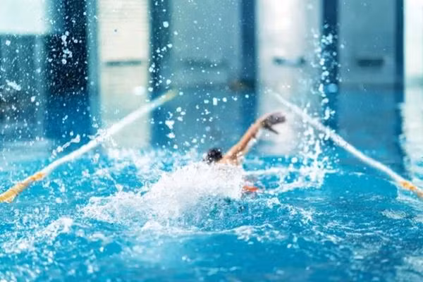 Sinh viên ở các trường đại học nổi tiếng ở Trung Quốc phải thi qua môn bơi thì mới được tốt nghiệp. Ảnh minh họa: Alamy.