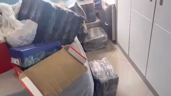 Khung cảnh căn nhà nơi cảnh sát tới lục soát. Ảnh: Newsflash. Khung cảnh căn nhà nơi cảnh sát tới lục soát. Ảnh: Newsflash.