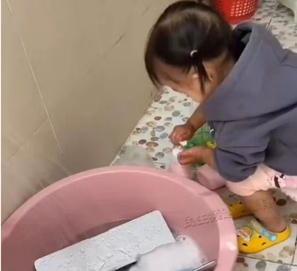 Rửa xà phòng rất cẩn thận. Ảnh: Weibo. Rửa xà phòng rất cẩn thận. Ảnh: Weibo.