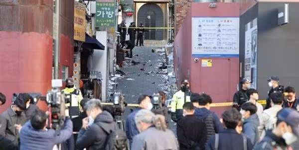 Một ngõ hẻm ở Itaewon được chăng dây vào hôm nay sau thảm kịch giẫm đạp đêm hôm qua. Ảnh: Yonhap. Một ngõ hẻm ở Itaewon được chăng dây vào hôm nay sau thảm kịch giẫm đạp đêm hôm qua. Ảnh: Yonhap.