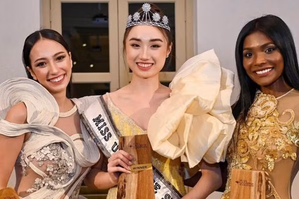 Á hậu 2 Denissia Li Xia Delangle, Hoa hậu Carissa Yap và Á hậu 1 Yvonne Sashirekha (trái sang phải). Ảnh: Miss Universe Singapore.