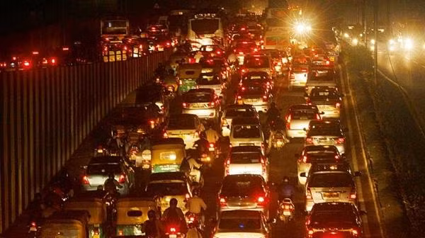 Nếu có mưa thì càng tắc (đây là đường Ballari ở Bengaluru). Ảnh: KPN.