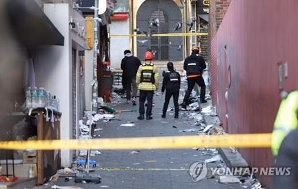 Cảnh sát chăng dây ở một con ngõ tại Itaewon vào hôm nay. Ảnh: Yonhap.