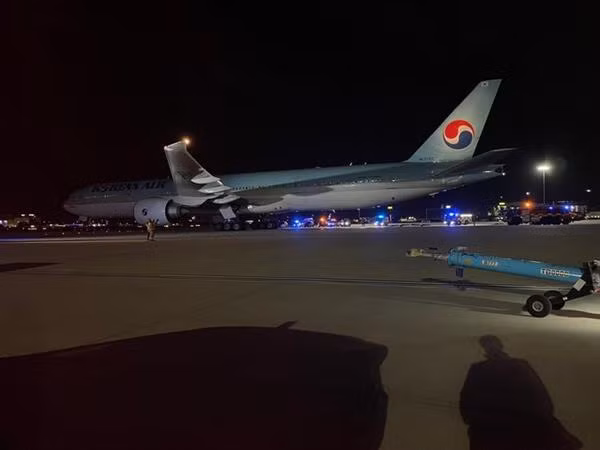 Cánh máy bay của Korean Air va phải đuôi máy bay của Icelandair ở LHA. Ảnh: Twitter. Cánh máy bay của Korean Air va phải đuôi máy bay của Icelandair ở LHA. Ảnh: Twitter.