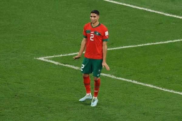 Hakimi ăn mừng kiểu chim cánh cụt sau quả penalty quyết định. Ảnh: Getty.