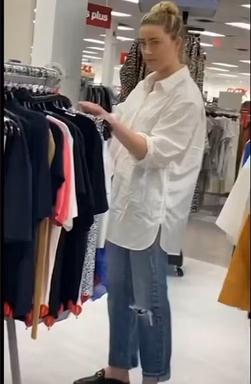 Heard xem đồ ở cửa hàng giảm giá. Ảnh: TMZ.
