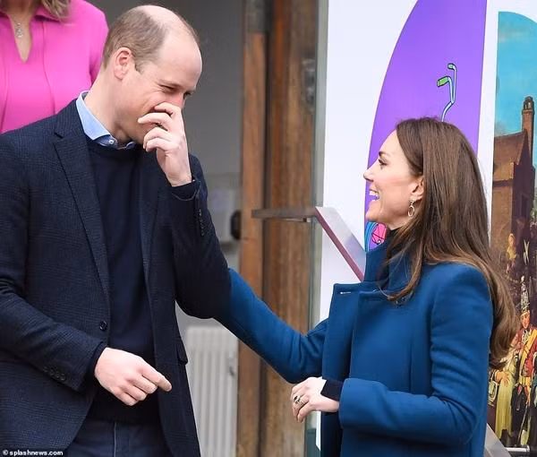 Vợ chồng William - Kate vẫn giữ tâm trạng vui vẻ, thoải mái khi ra về. Ảnh: Splashnews.