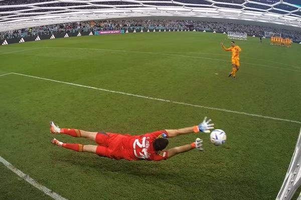 Martinez cản penalty cũng không phải dạng vừa. Ảnh: Twitter. Martinez cản penalty cũng không phải dạng vừa. Ảnh: Twitter.