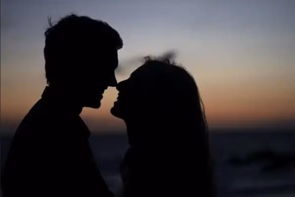 Hóa ra là vì có một cặp đôi thích hẹn hò trong bóng tối. Ảnh minh họa: India.