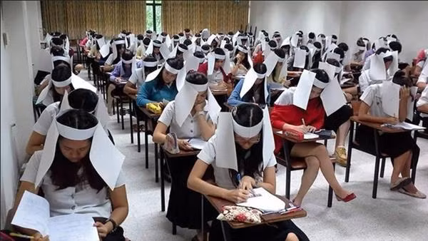 Sinh viên ở một trường đại học tại Thái lan từng phải đội "mũ chống quay cóp" rất đơn sơ. Ảnh minh: Sinh viên ở một trường đại học tại Thái lan từng phải đội "mũ chống quay cóp" rất đơn sơ. Ảnh minh: