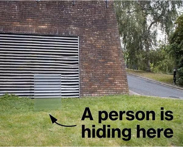 Có một người đang "trốn" ở chỗ mũi tên chỉ, nhưng ta không thể nhìn thấy. Ảnh: Invisible Shield.