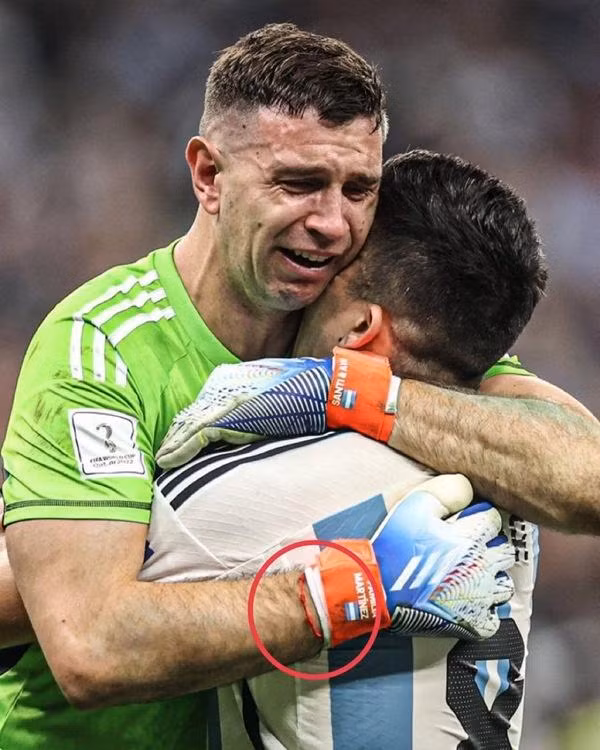 Thủ môn Martinez đeo sợi dây đỏ của Messi khi bắt luân lưu. Ảnh: Twitter. Thủ môn Martinez đeo sợi dây đỏ của Messi khi bắt luân lưu. Ảnh: Twitter.