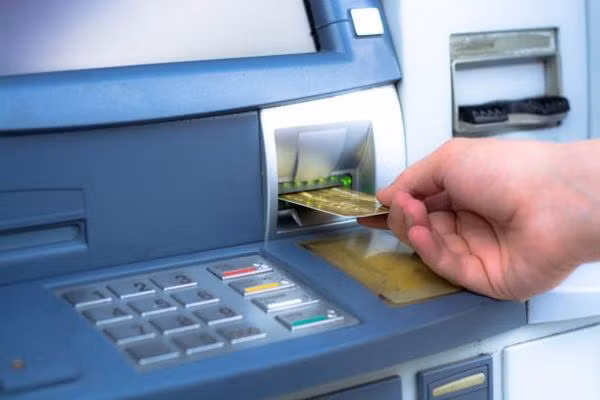 Báo lỗi kỹ thuật nhưng cây ATM lại nhả ra số tiền nhiều hơn mong muốn. Ảnh minh họa: iStock.