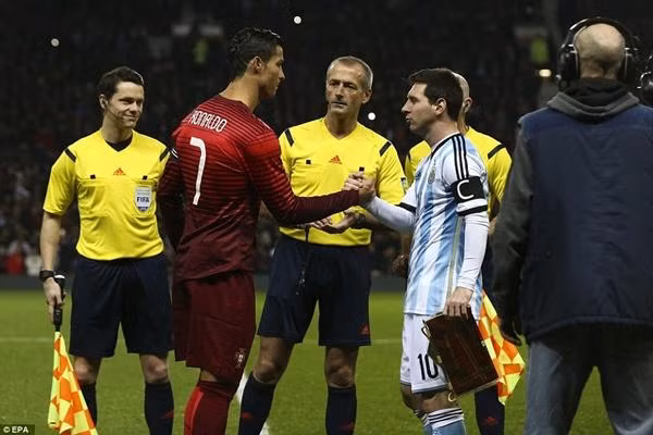 Messi sẽ thể hiện tốt hơn Ronaldo ở World Cup 2022? Ảnh: EPA.