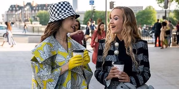 Nhân vật Emily và Petra trong mùa 2 của phim "Emily in Paris". Ảnh: Stéphanie Branchu/ Netflix. Nhân vật Emily và Petra trong mùa 2 của phim "Emily in Paris". Ảnh: Stéphanie Branchu/ Netflix.
