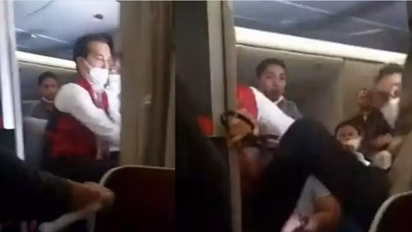 Tiếp viên nhắc nhở hành khách nhưng không thành công. Ảnh: Twitter. Tiếp viên nhắc nhở hành khách nhưng không thành công. Ảnh: Twitter.
