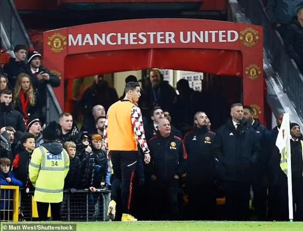 Ronaldo bỏ vào đường hầm khi trận MU - Tottenham chưa kết thúc. Ảnh: Matt West/ Shutterstock.