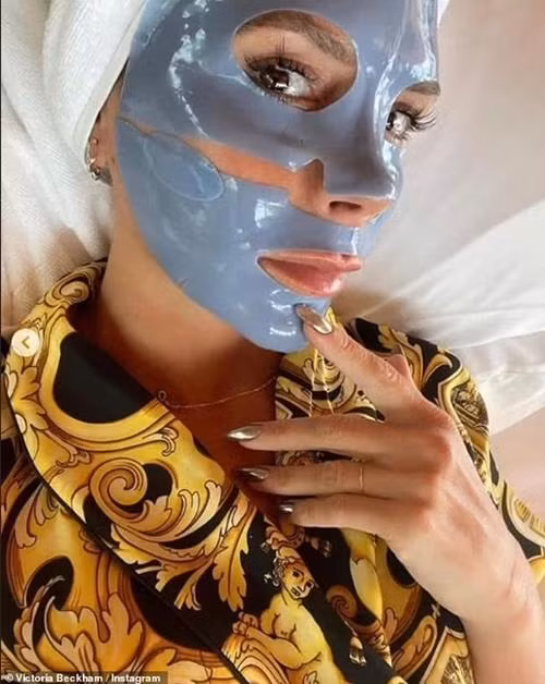 Victoria mặc váy giống con gái. Ảnh: Instagram. Victoria mặc váy giống con gái. Ảnh: Instagram.
