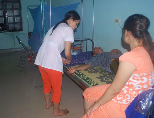 Ông Ngọ đang điều trị tại bệnh viện xã Nghĩa Hồng. Ảnh: Hải Bình