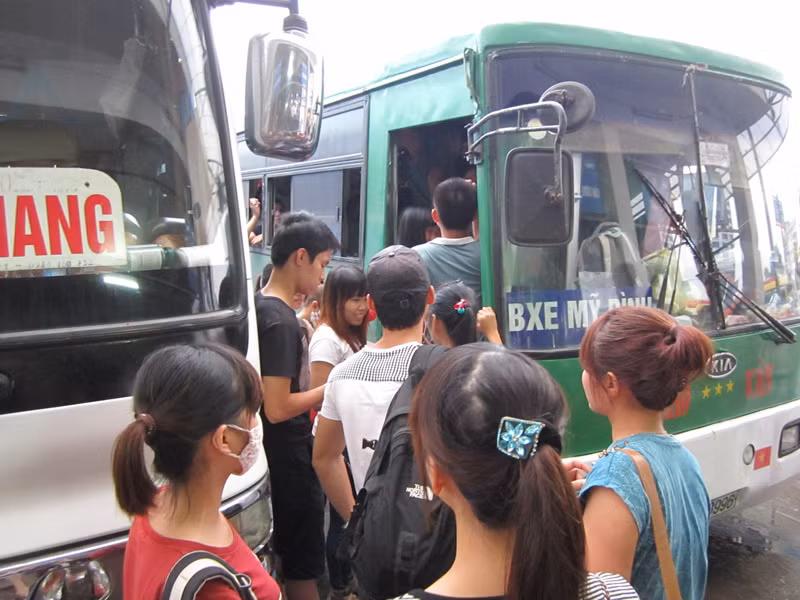 Không thể lên được xe, nhiều hành khách phải chen nhau ở cửa xe