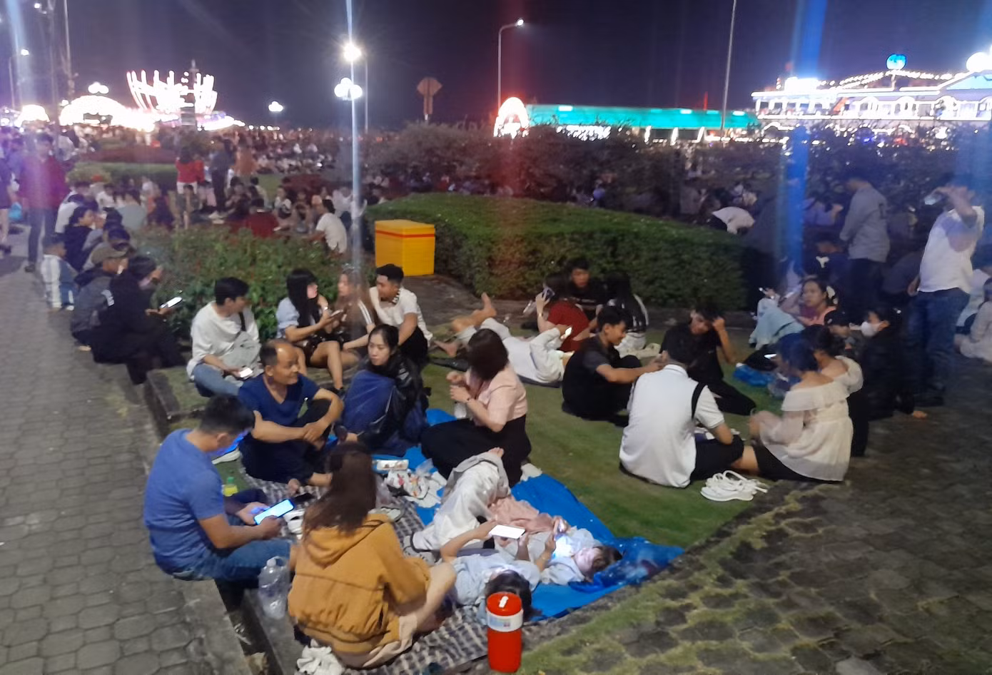 Nhiều người đến từ sớm để có vị trí "đắc địa" để chiêm ngưỡng màn pháo hoa đêm Giao thừa. Nhiều người đến từ sớm để có vị trí "đắc địa" để chiêm ngưỡng màn pháo hoa đêm Giao thừa.