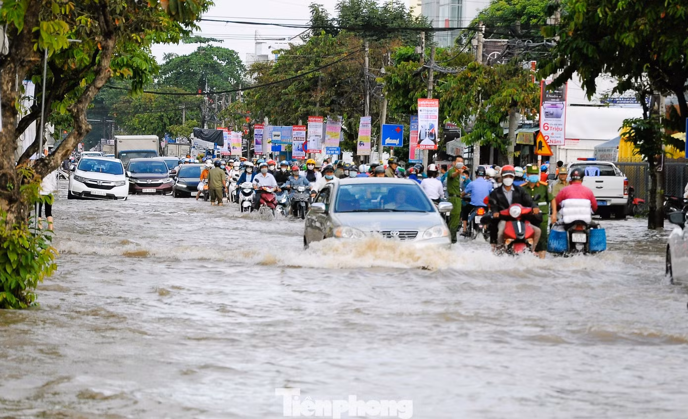 Đoạn đầu Quốc lộ 91 (đường Cách Mạng Tháng Tám) thường xuyên bị ngập vào các đợt triều cường dâng cao. Ảnh: CK Đoạn đầu Quốc lộ 91 (đường Cách Mạng Tháng Tám) thường xuyên bị ngập vào các đợt triều cường dâng cao. Ảnh: CK