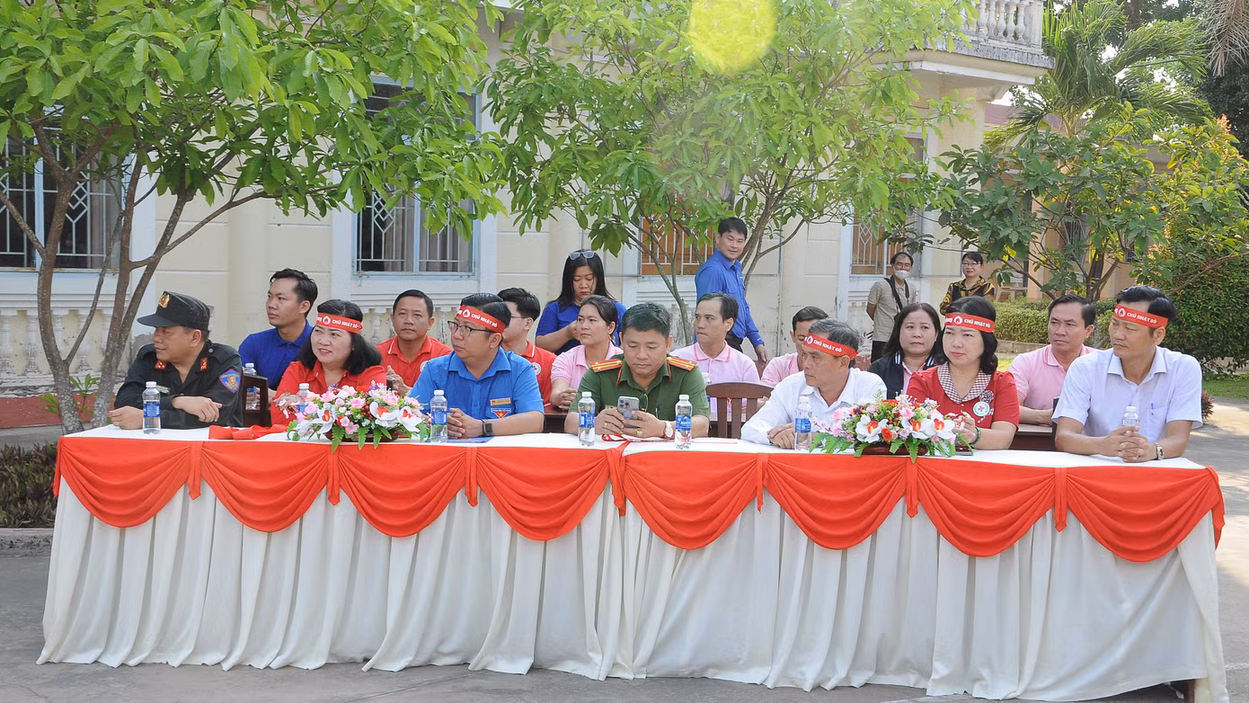 Đại biểu tham dự lễ khai mạc.