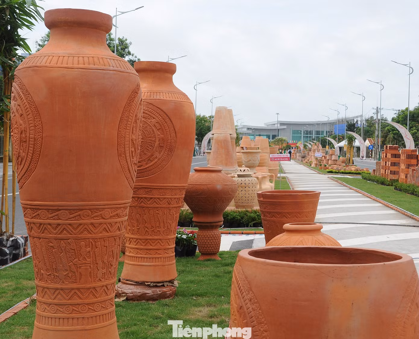 Bà Nguyễn Thị Quyên Thanh - Phó Chủ tịch UBND tỉnh Vĩnh Long cho biết dòng phù sa tụ tại Vĩnh Long đã đem đến cho vùng đất và người dân nơi này những mỏ đất sét quý giá, tạo thành nghề sản xuất gạch gốm đã có trên 100 năm.