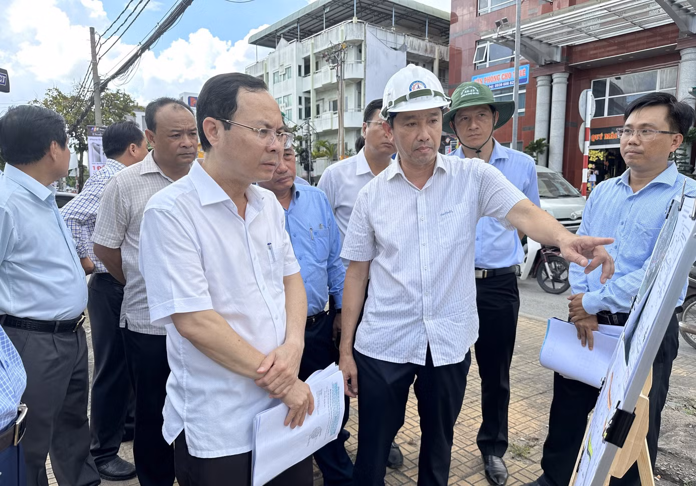 Bí thư Thành ủy Cần Thơ Nguyễn Văn Hiếu kiểm tra dự án. Bí thư Thành ủy Cần Thơ Nguyễn Văn Hiếu kiểm tra dự án.