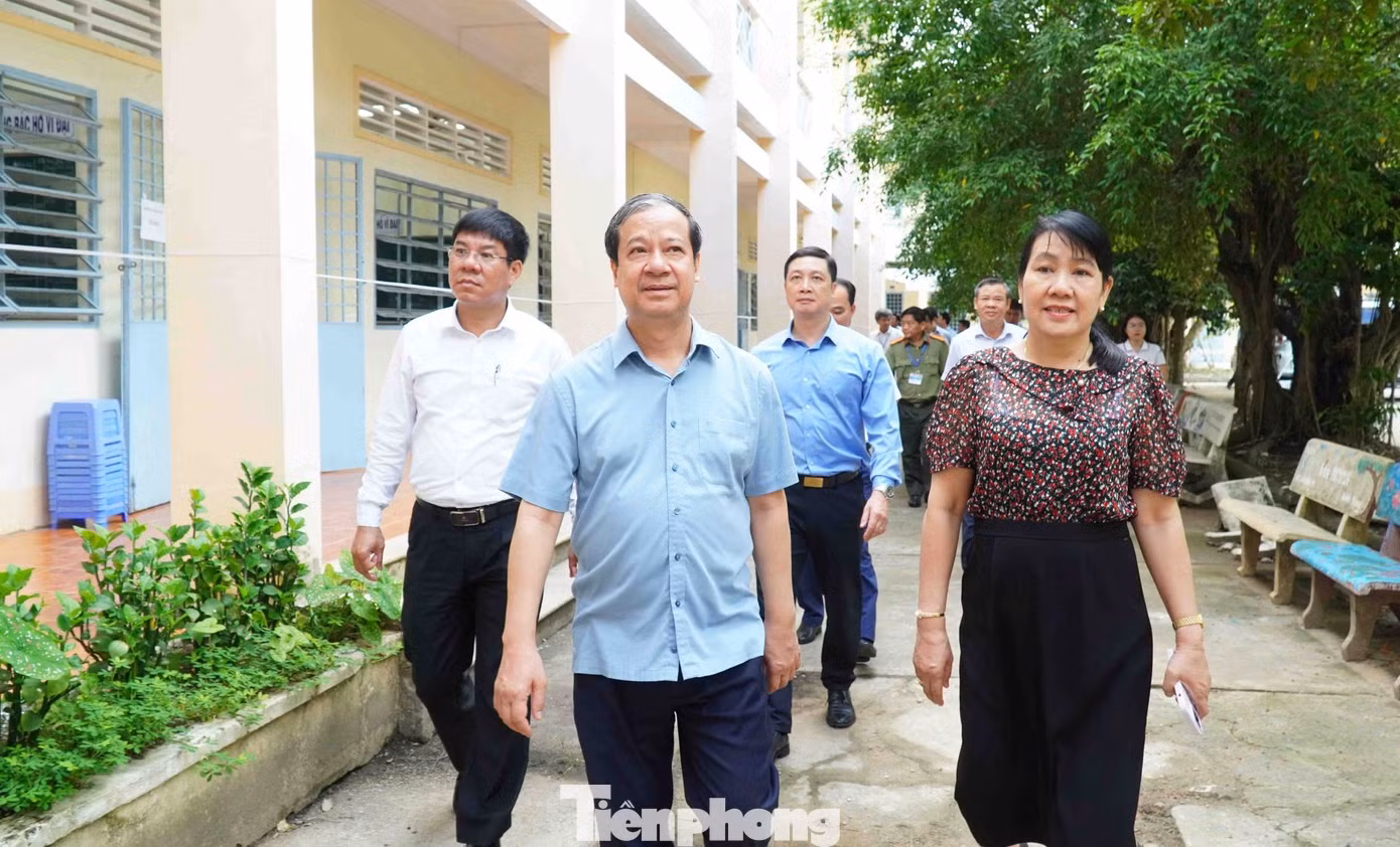 Bộ trưởng Nguyễn Kim Sơn kiểm tra các điểm thi tốt nghiệp THPT tại Hậu Giang. Ảnh: CK.