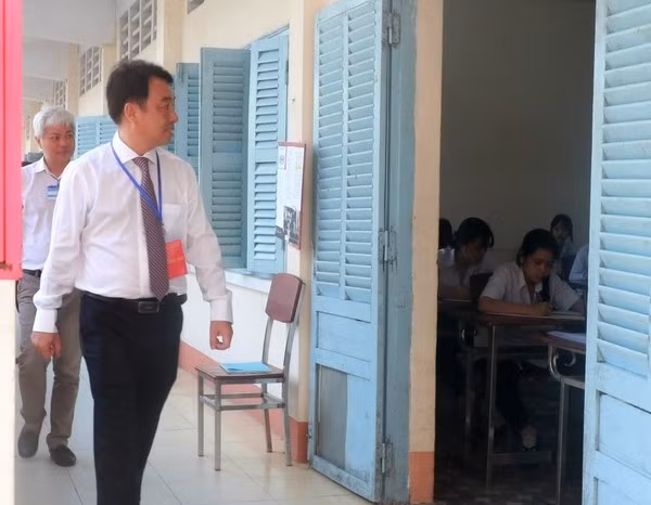 Chủ tịch UBND tỉnh Vĩnh Long Lữ Quang Ngời kiểm tra điểm thi.