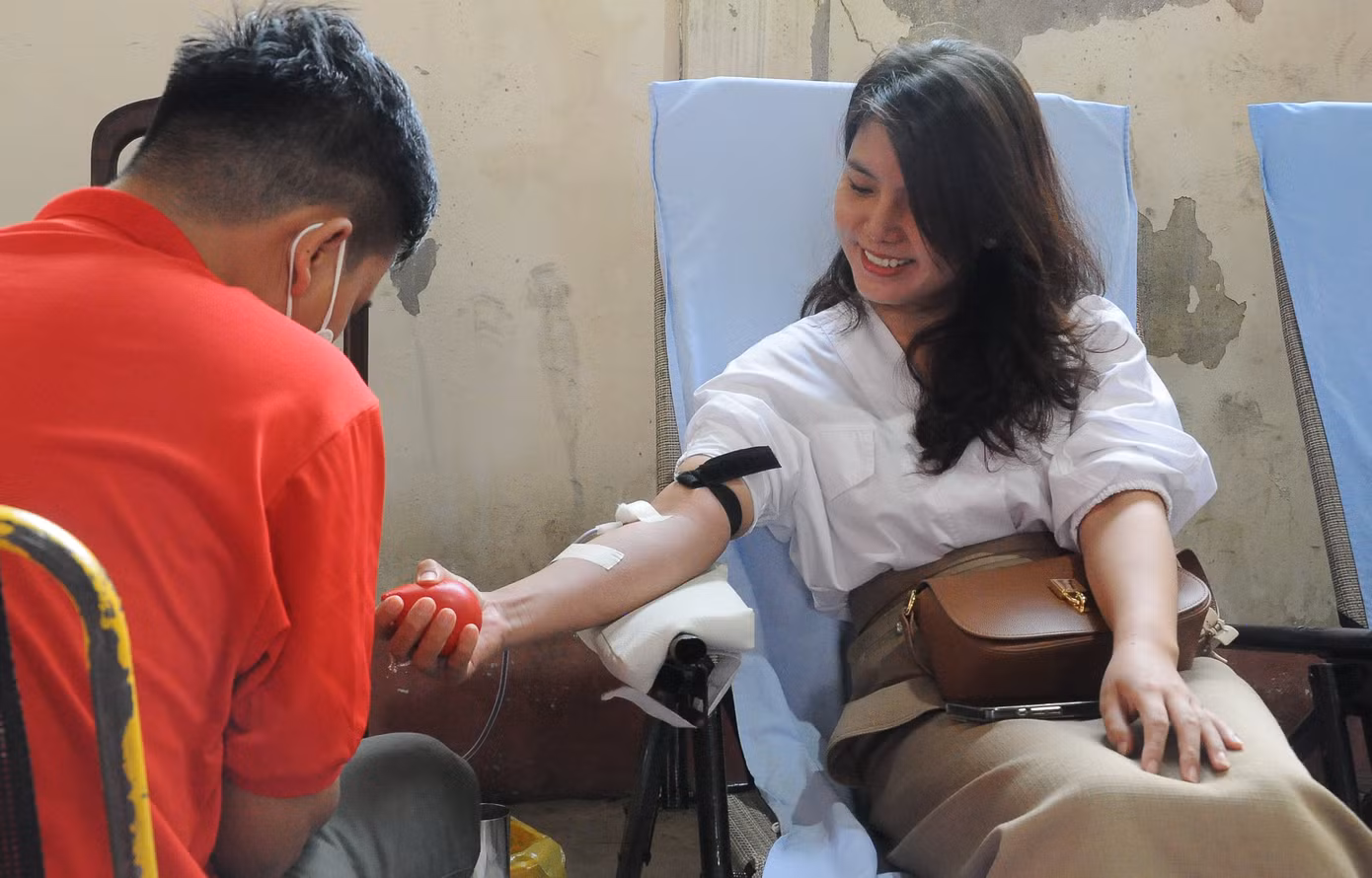 Những bóng hồng tham gia hiến máu.