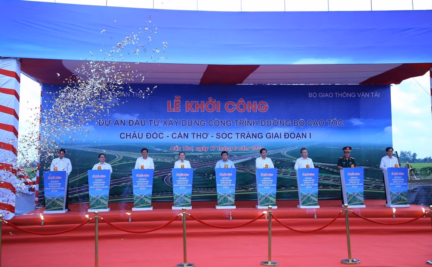 Bộ trưởng Bộ KH&ĐT Nguyễn Chí Dũng cùng đại biểu thực hiện nghi thức khởi công tại điểm cầu Cần Thơ. Bộ trưởng Bộ KH&ĐT Nguyễn Chí Dũng cùng đại biểu thực hiện nghi thức khởi công tại điểm cầu Cần Thơ.