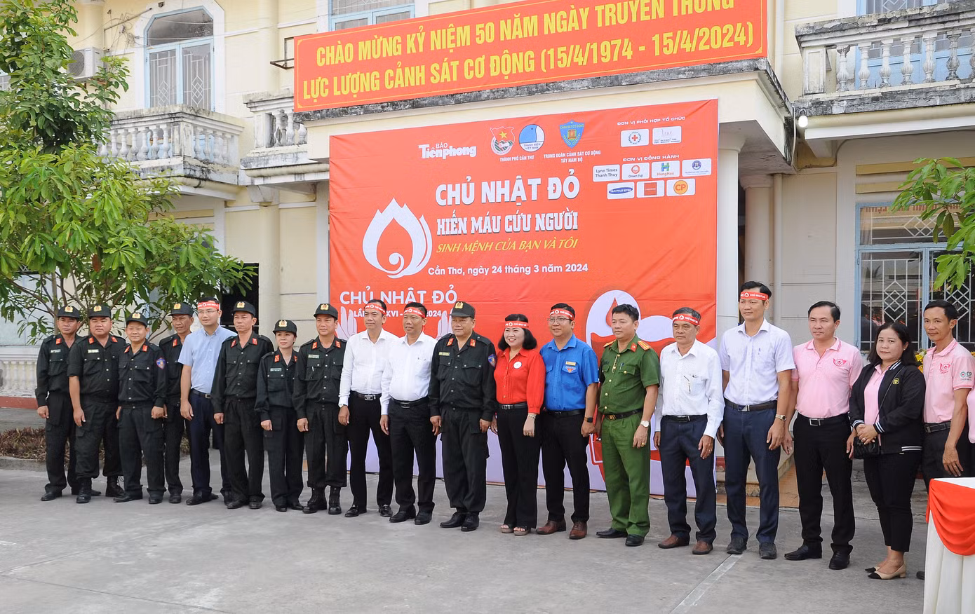 Đại biểu chụp ảnh lưu niệm.