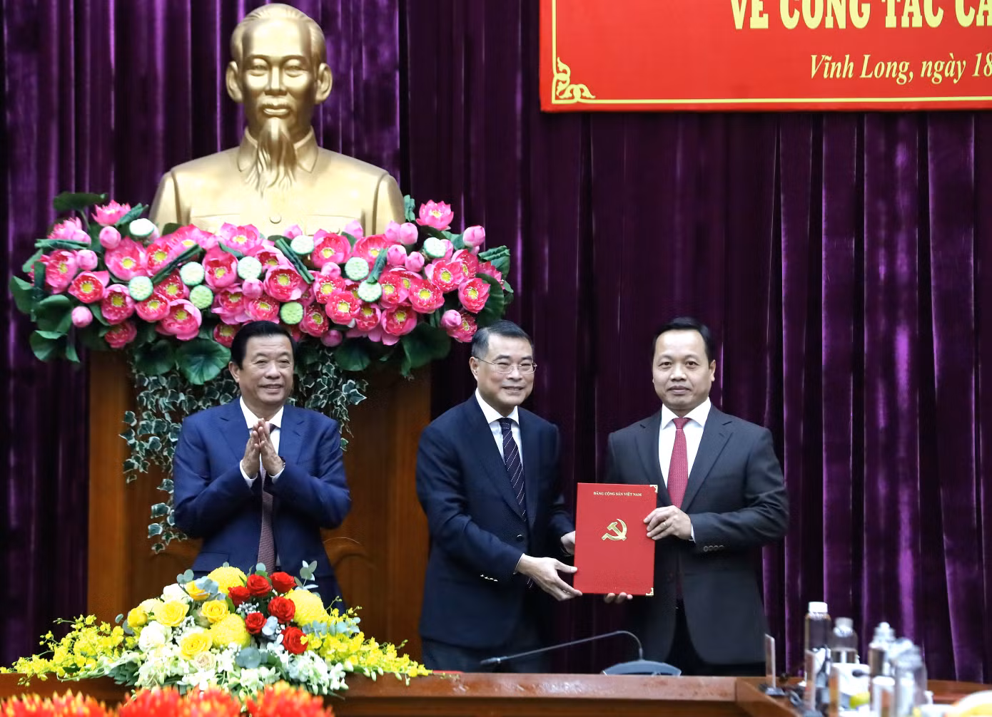 Ông Lê Minh Hưng - Ủy viên Bộ Chính trị, Trưởng Ban Tổ chức Trung ương - trao quyết định cho tân Bí thư Tỉnh ủy Vĩnh Long. Ông Lê Minh Hưng - Ủy viên Bộ Chính trị, Trưởng Ban Tổ chức Trung ương - trao quyết định cho tân Bí thư Tỉnh ủy Vĩnh Long.